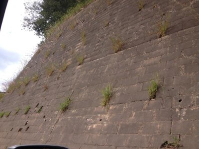 Muro em frente à antiga Volkswagen.