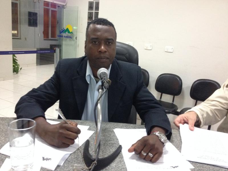 Indicação solicita playground no Bairro Mangueiras