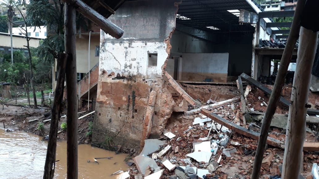 Foto rio entulhos 1 mar 2020