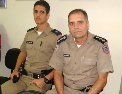Capitão Rogério (D) e Tenente Amilton na reunião da Câmara.