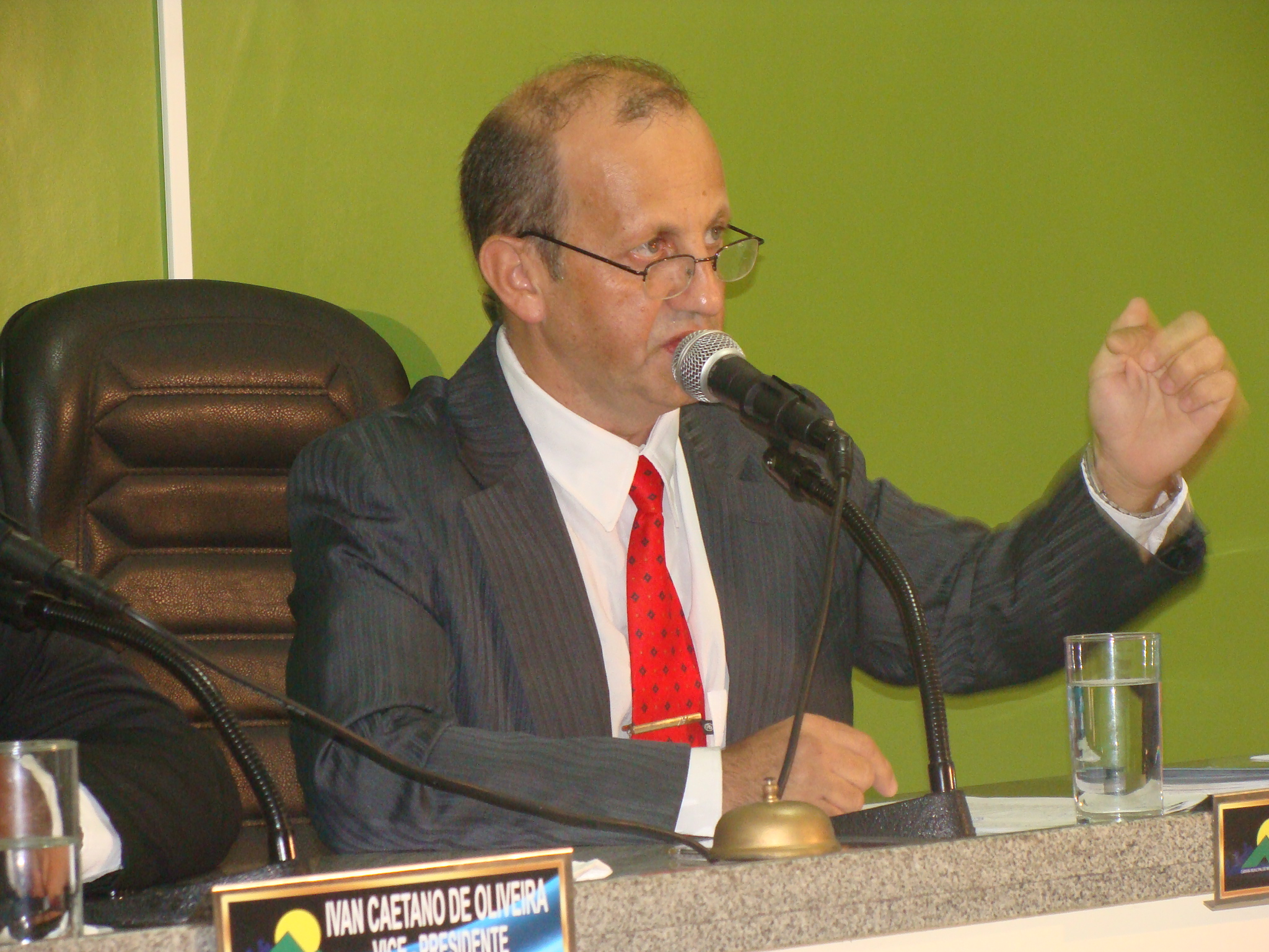 Câmara de Manhumirim conclui trabalho da CP e votação acontece em clima tenso