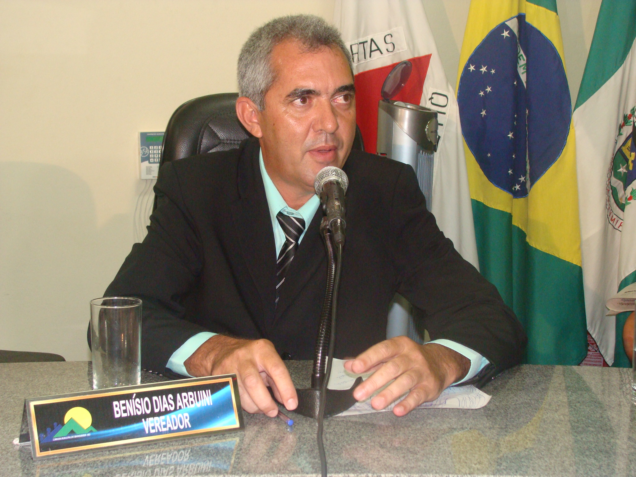 Câmara de Manhumirim conclui trabalho da CP e votação acontece em clima tenso