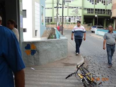 Ponte do centro é estreita sem lugar adequado para pedestres