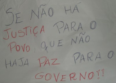 Um dos cartazes dos manifestantes