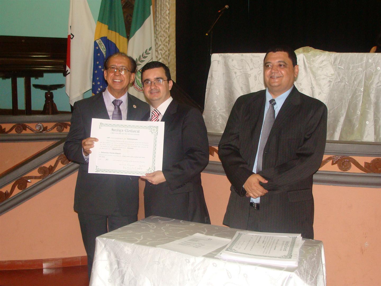 Justiça Eleitoral diploma eleitos em Manhumirim