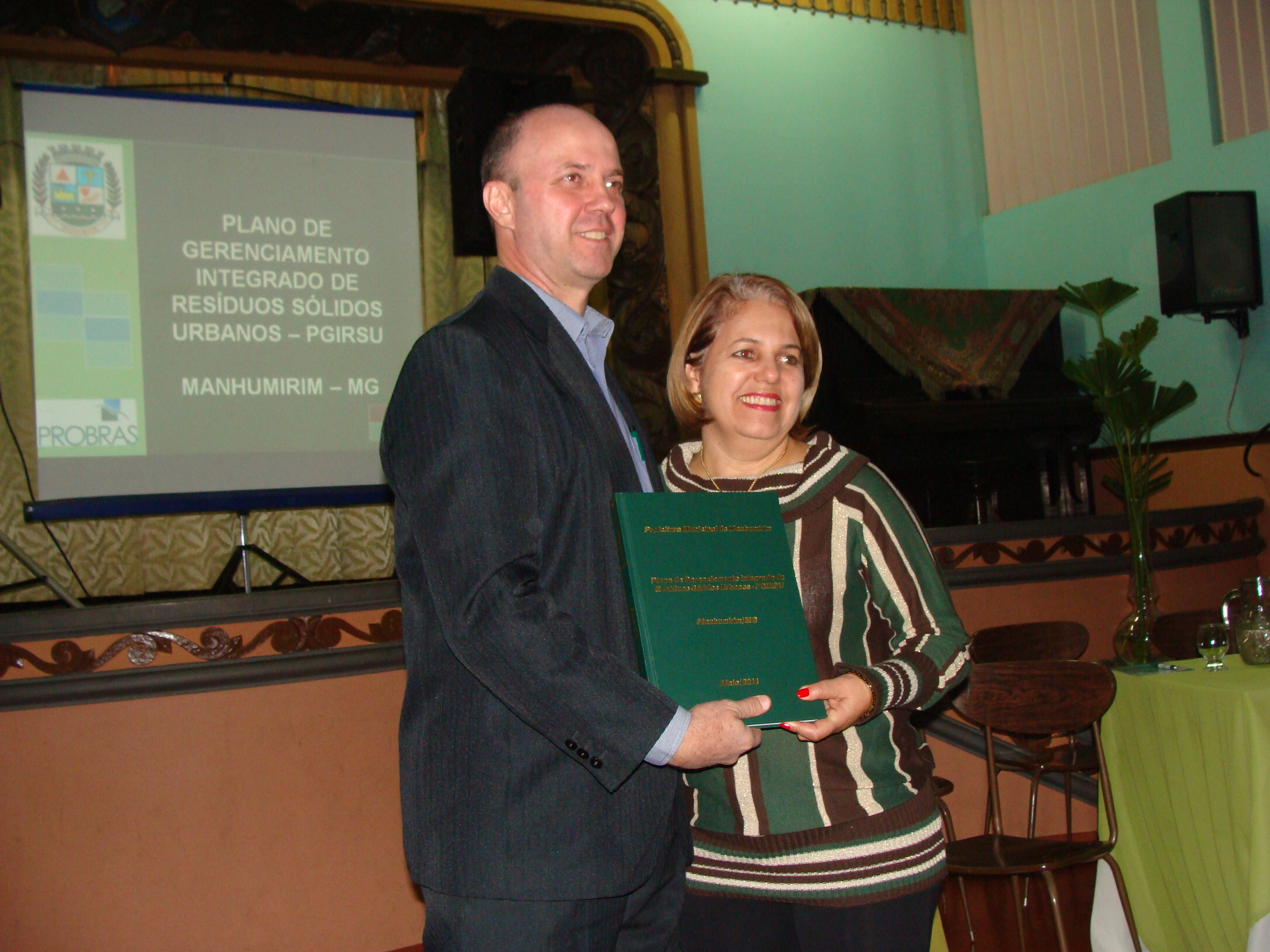 Manhumirim recebe plano sobre coleta e manejo do lixo municipal