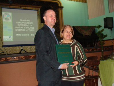 Manhumirim recebe plano sobre coleta e manejo do lixo municipal