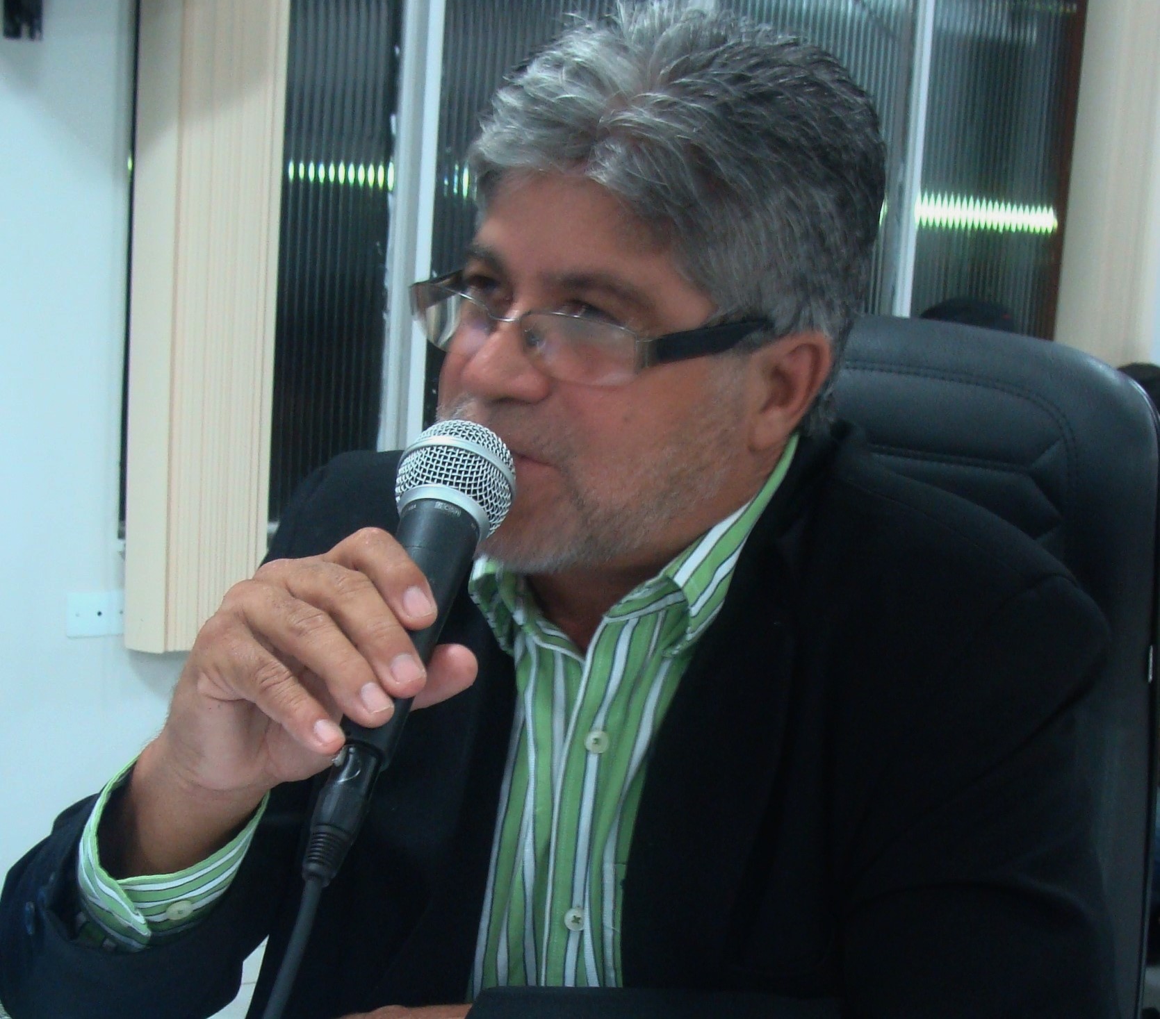 Vereadores pedem solução para lâmpadas queimadas pela cidade