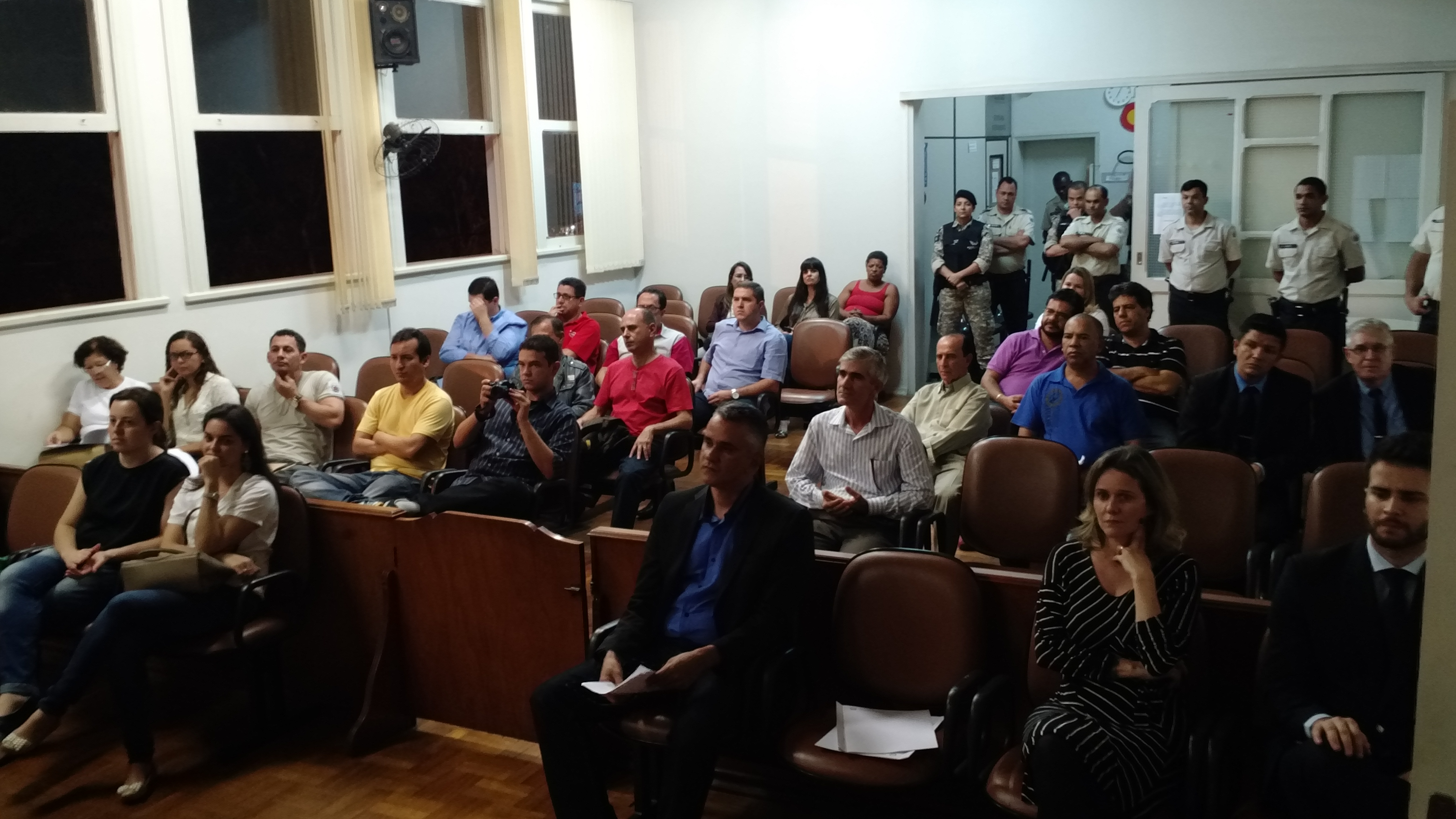 Coral de detentos se apresenta para empresários