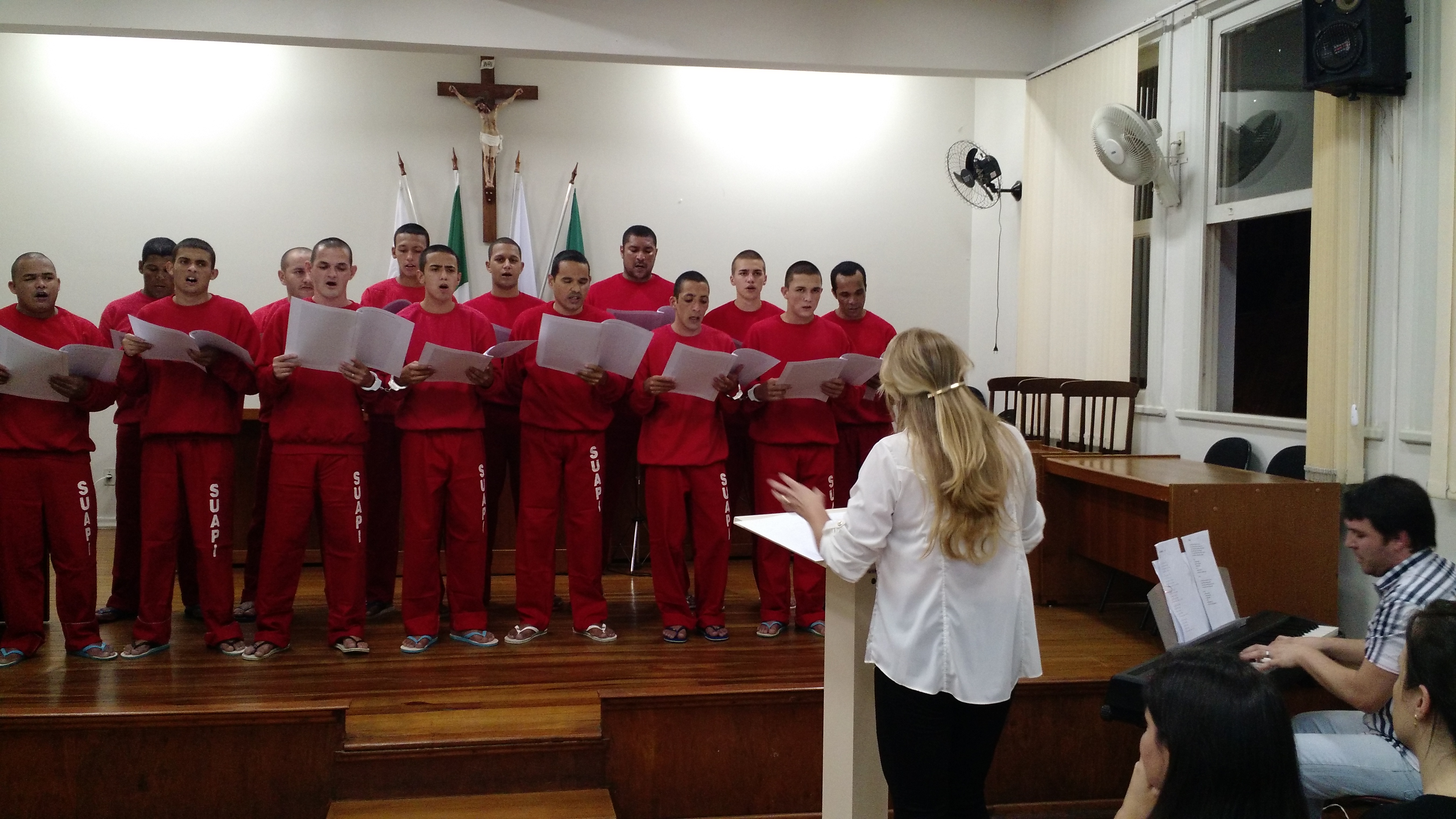 Coral de detentos se apresenta para empresários