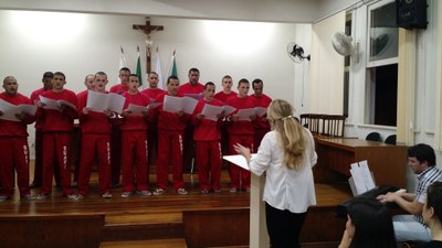 Coral de detentos se apresenta para empresários