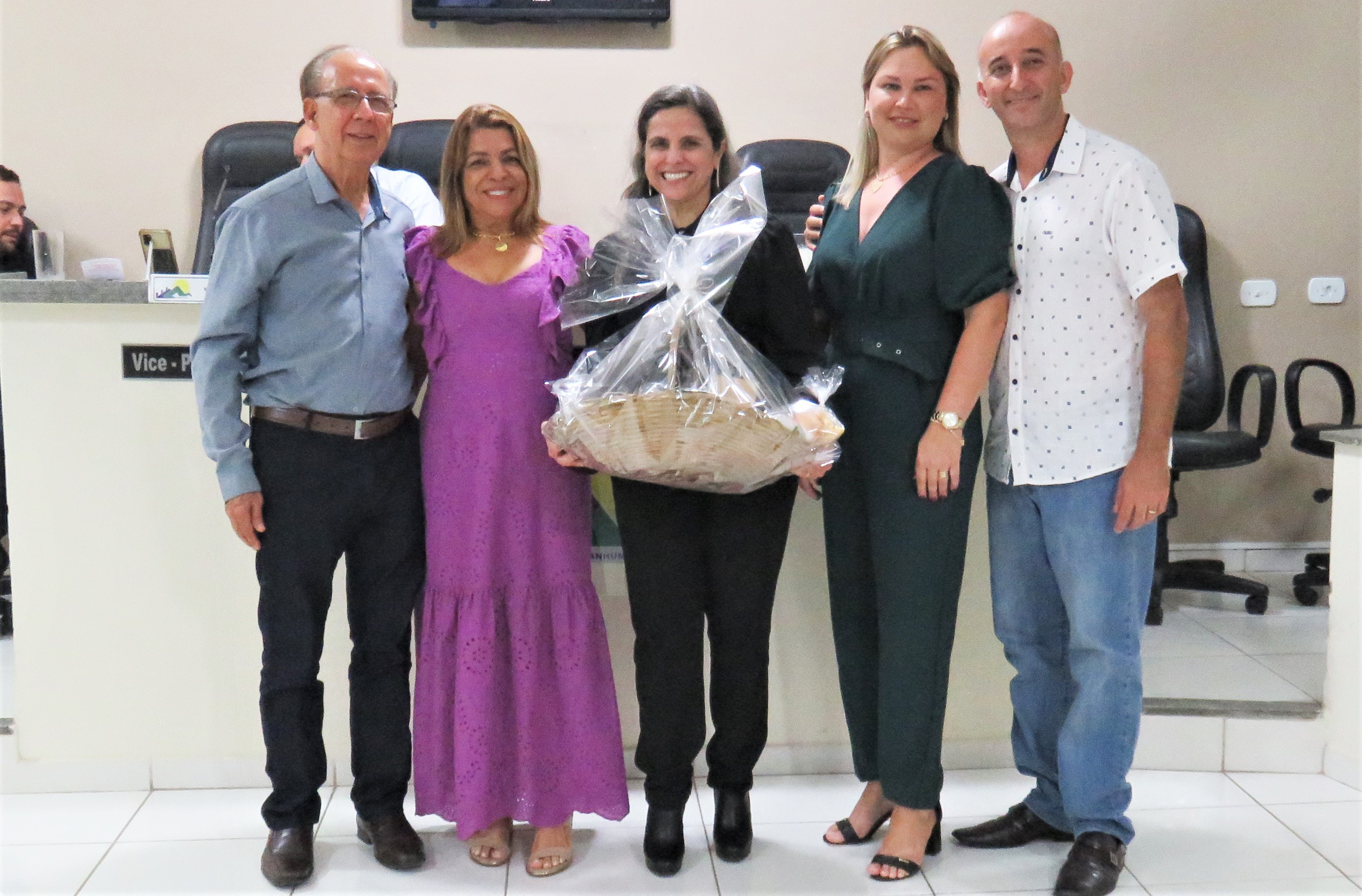 Moção Celise entrega cesta