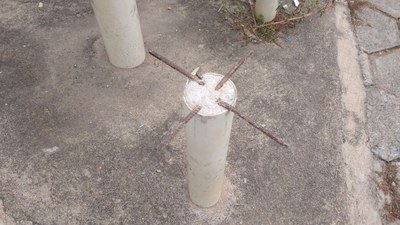 Praça Bairro Cidade Jardim Detalhe do vergalhão aparente.