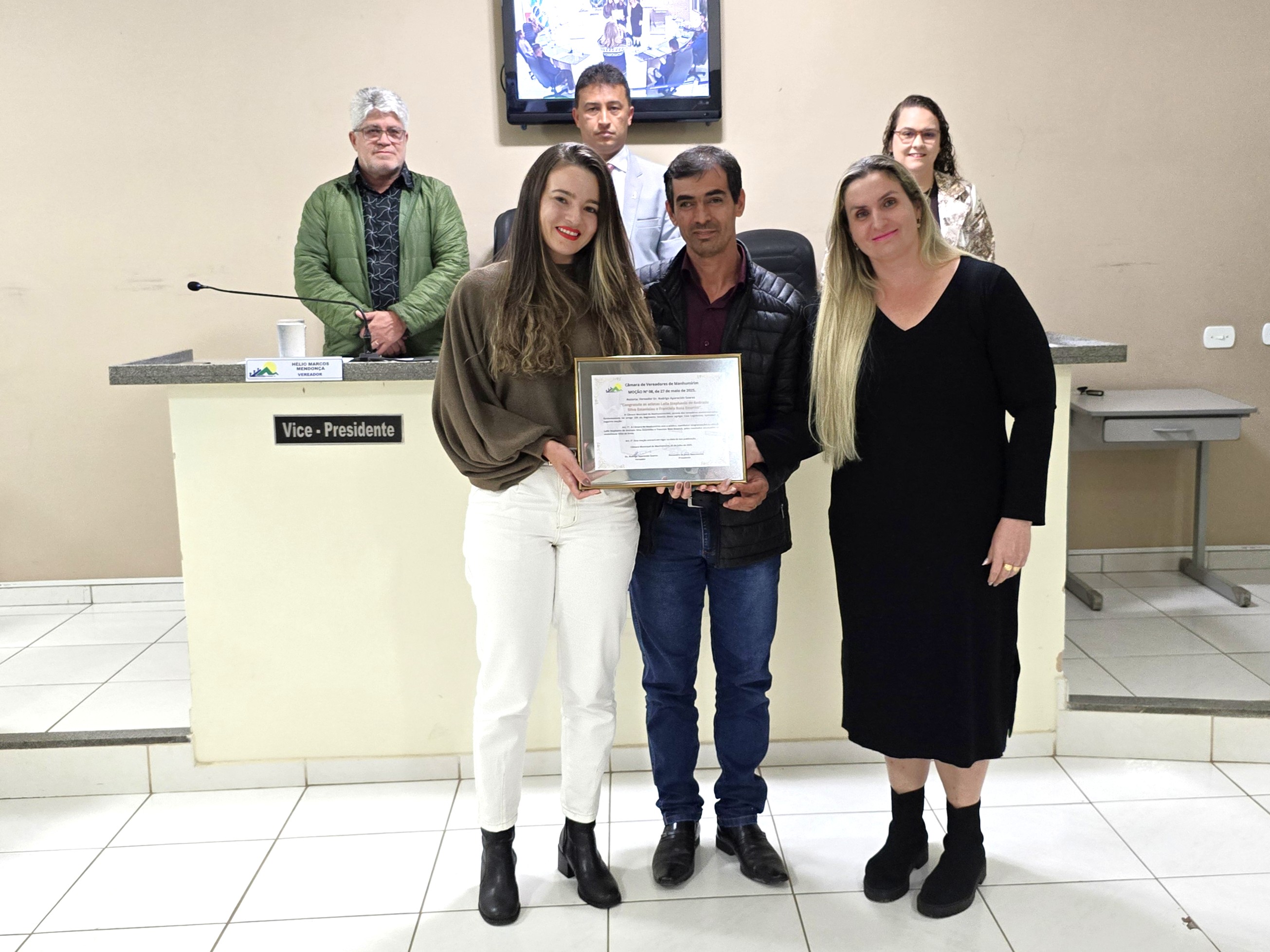 Atletas Laila e Franciela receberam moção de congratulação na Câmara