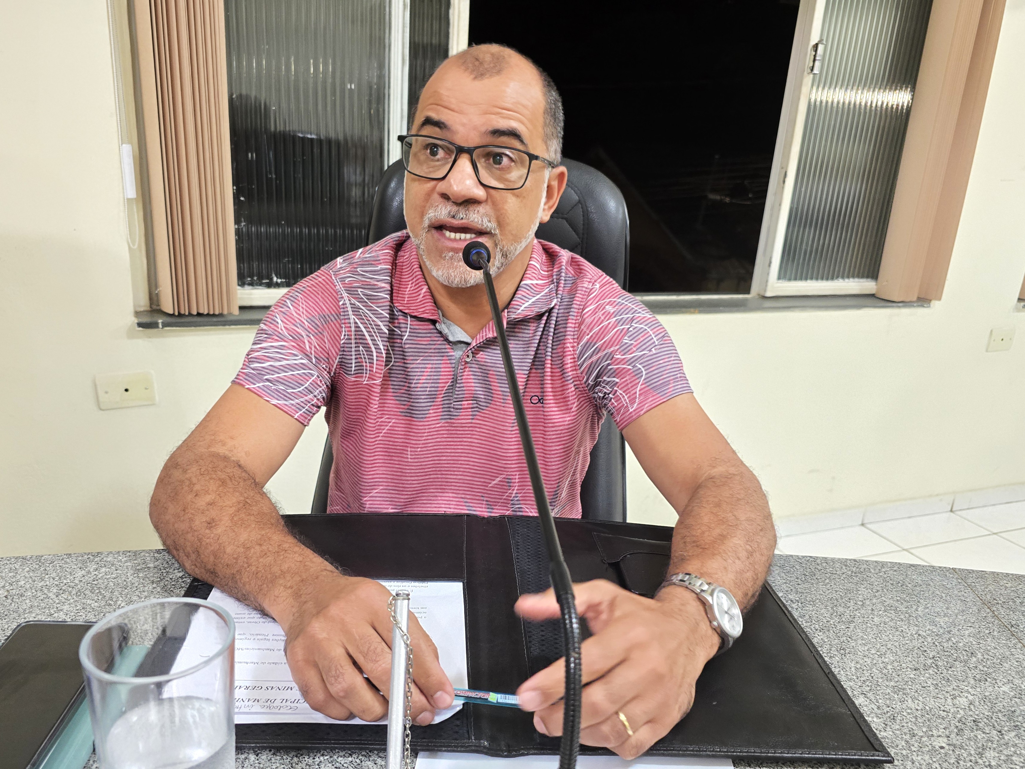 Bueiros da cidade precisam ser desentupidos