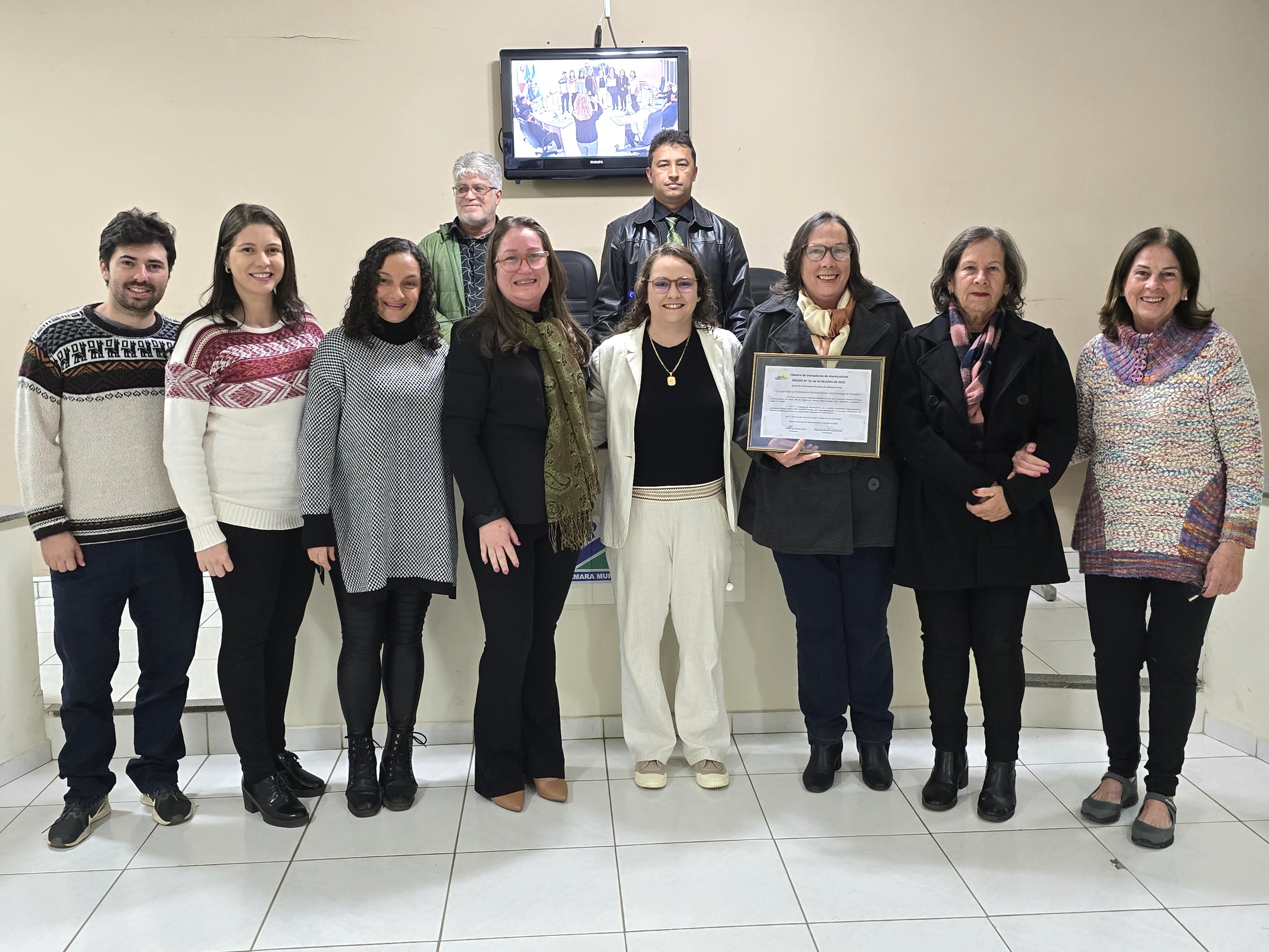Câmara faz homenagem à professora Helena Sanglard por sua trajetória na educação municipal