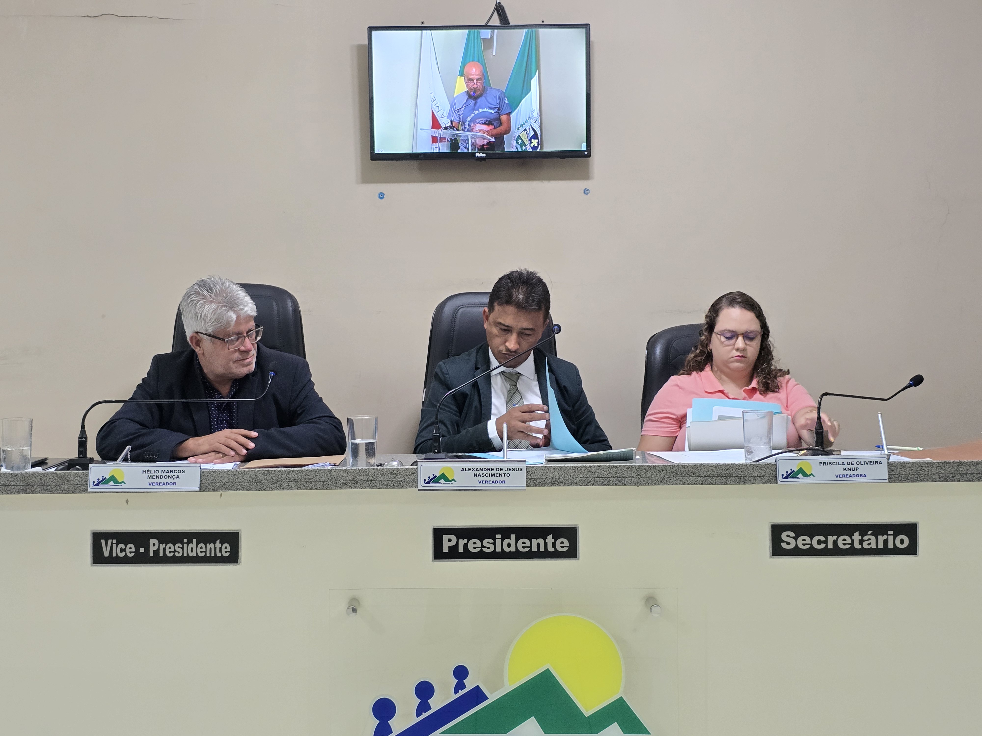 Câmara muda Regimento Interno, troca papéis por material digital e institui o Título Mulher Destaque