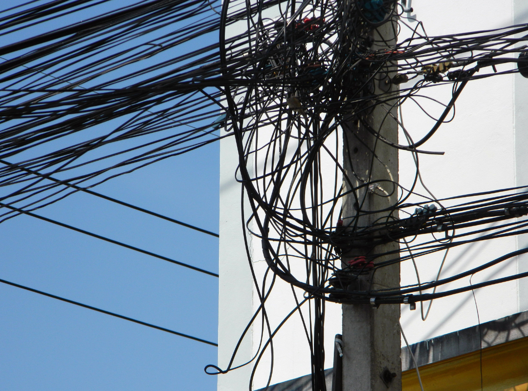 Desorganização dos fios nos postes dos municípios tem sido debatida na Câmara Federal