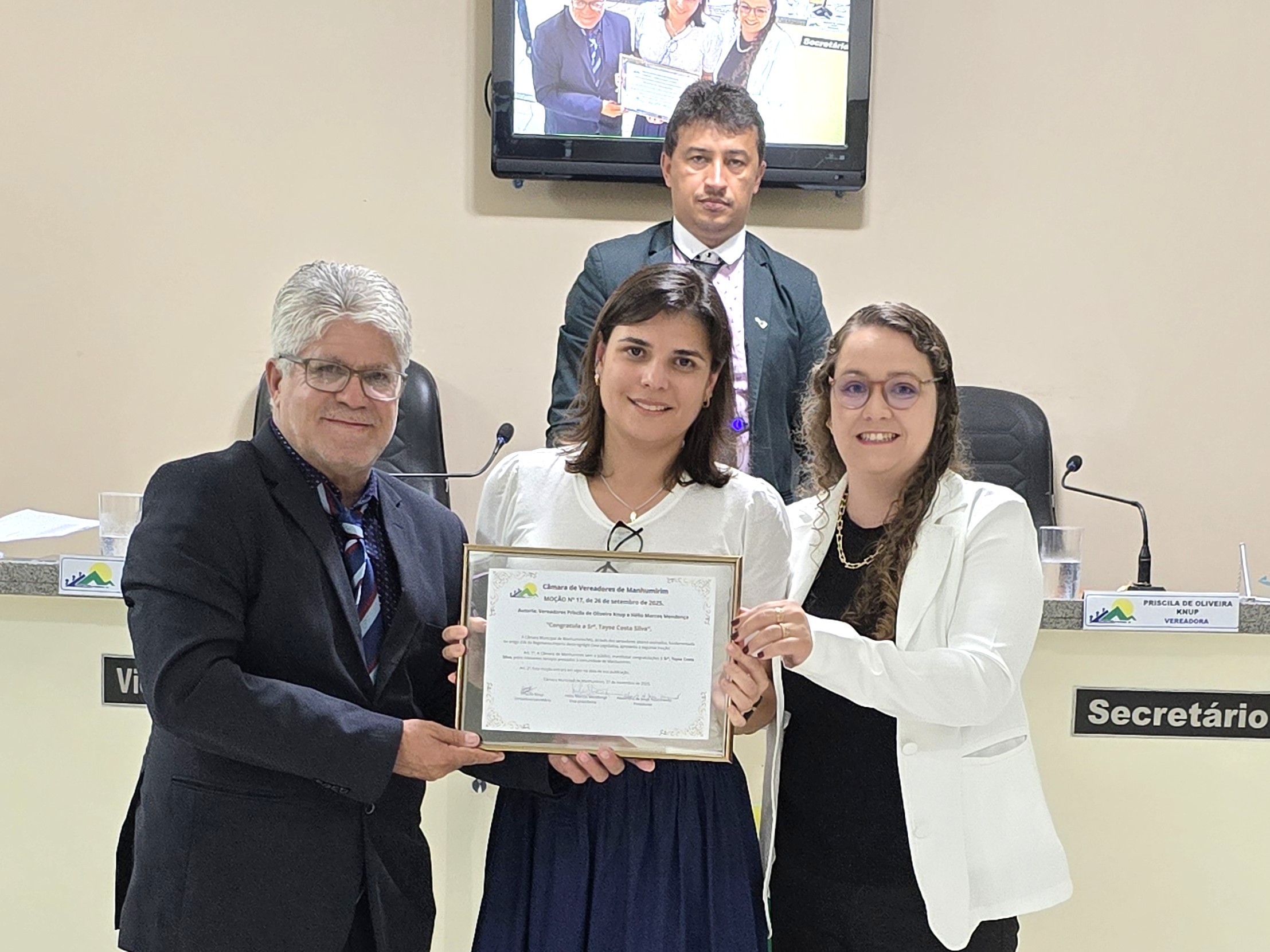 Doutora Tayse Costa Silva foi homenageada pela Câmara de Manhumirim