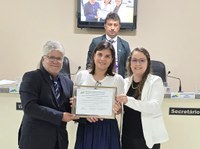 Doutora Tayse Costa Silva foi homenageada pela Câmara de Manhumirim