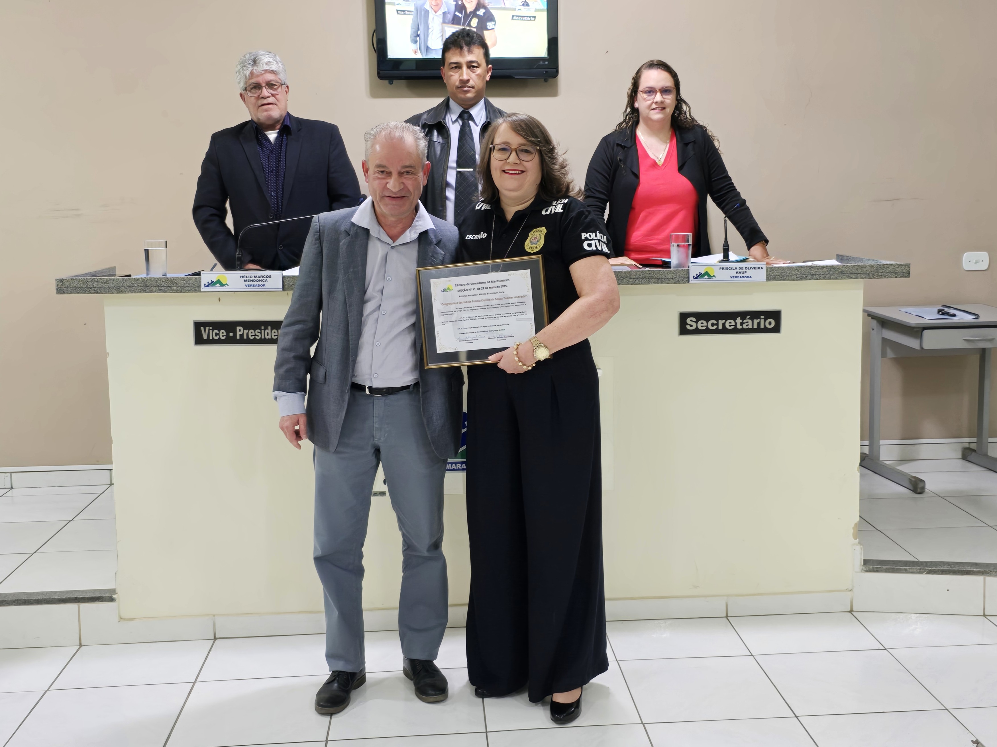 Escrivã de Polícia Civil foi homenageada pela Câmara de Manhumirim