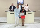 Jovem atleta de tênis de mesa é congratulada na Câmara de Manhumirim