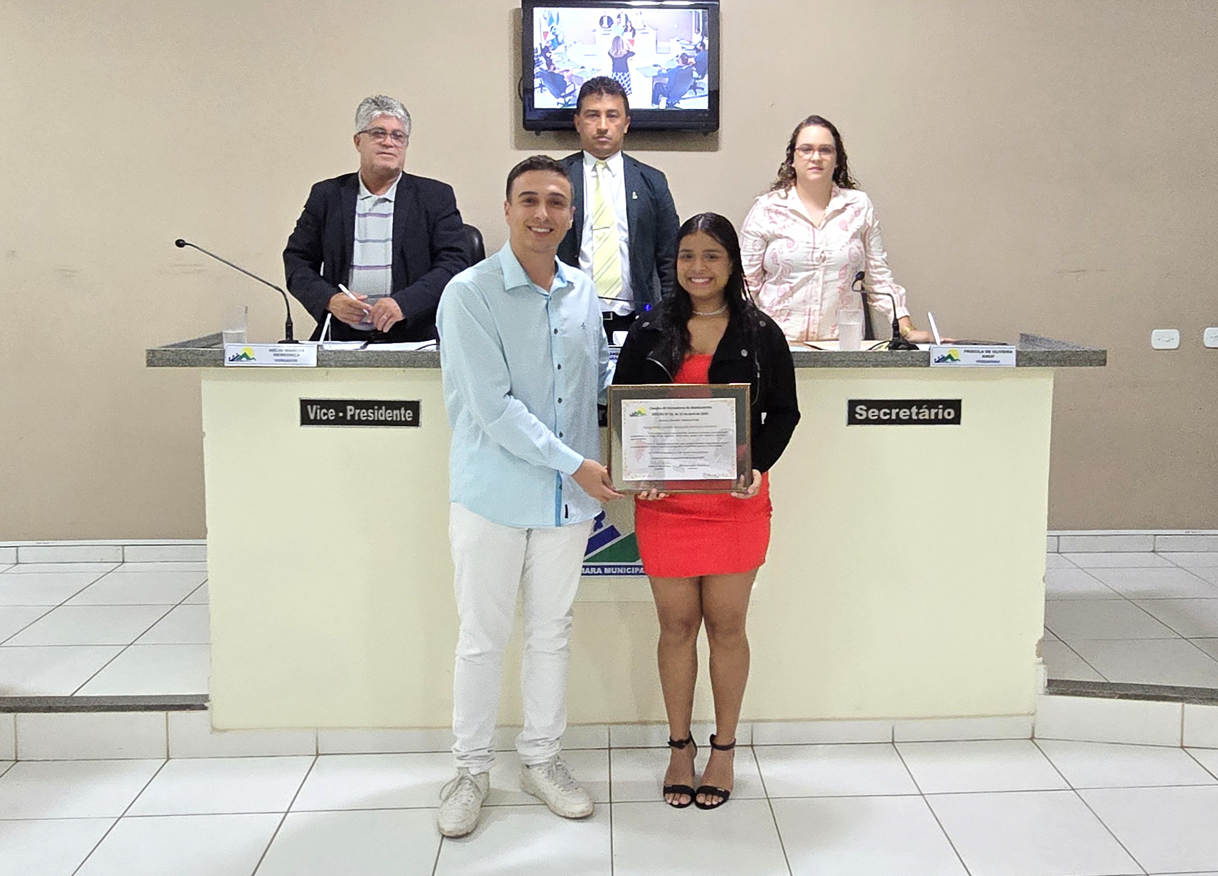 Jovem atleta de tênis de mesa é congratulada na Câmara de Manhumirim