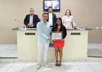 Jovem atleta de tênis de mesa é congratulada na Câmara de Manhumirim