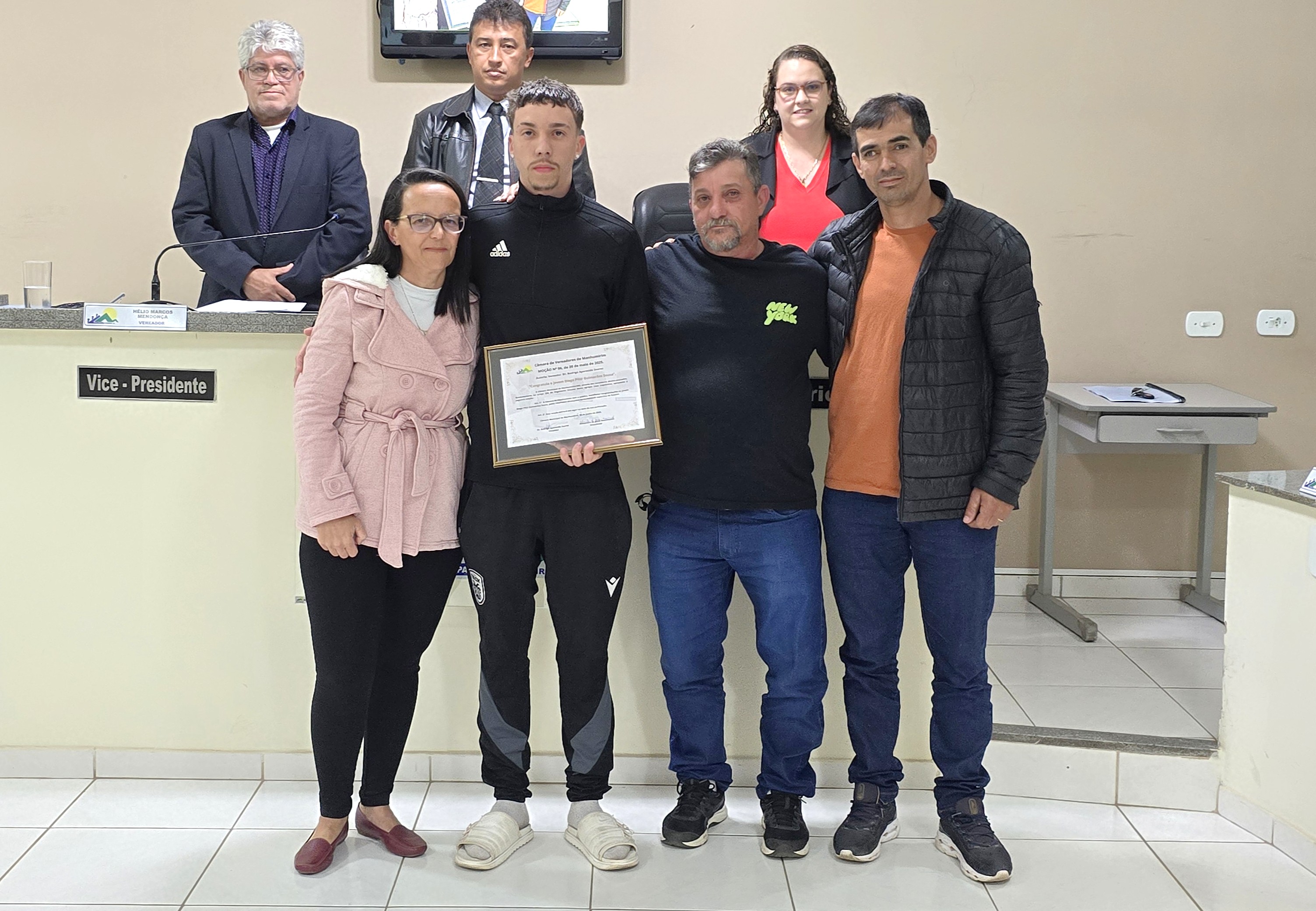 O jovem atleta Diego foi homenageado na Câmara por sua atuação no futebol