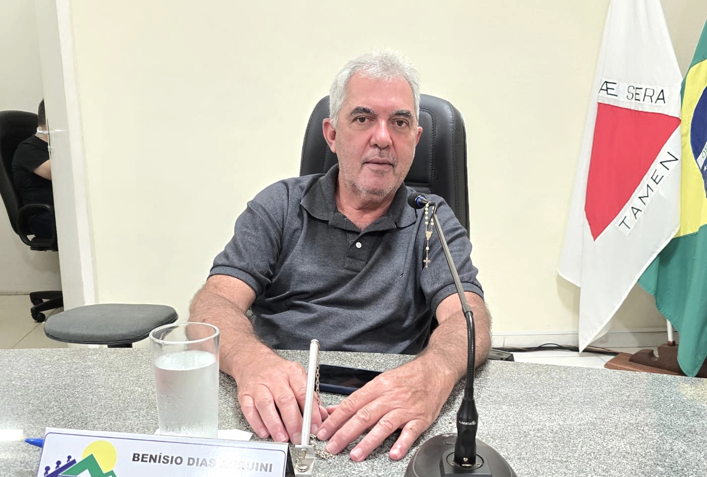 Placa de embarque e desembarque em frente à escola Narciso Rabelo