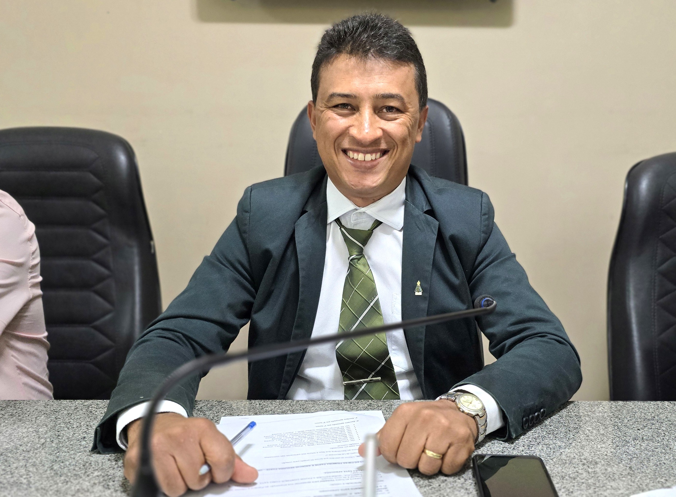 Requerimento pergunta sobre funcionamento dos supermercados aos domingos e feriados