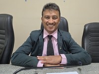 Rua Namir Guimarães precisa de placas de estacionamento