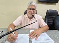 Rua Roque Porcaro Junior precisa de calçada e proteção em encosta